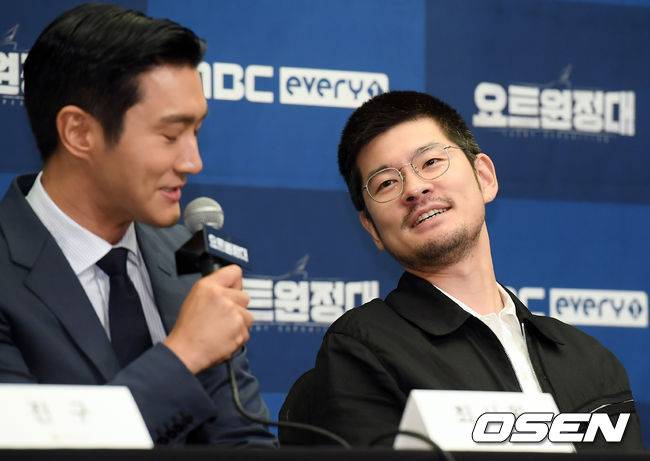 [OSEN=조은정 기자] 12일 오전 서울 마포구 상암 스탠포드호텔 그랜드볼룸에서 MBC 에브리원 새 예능 '요트원정대' 제작발표회가 열렸다.가수 장기하가 슈퍼주니어 최시원을 지켜보고 있다. /cej@osen.co.kr