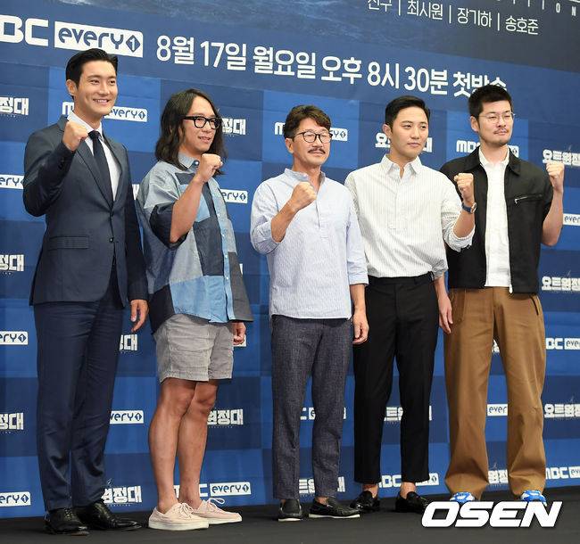 [OSEN=조은정 기자] 12일 오전 서울 마포구 상암 스탠포드호텔 그랜드볼룸에서 MBC 에브리원 새 예능 '요트원정대' 제작발표회가 열렸다.그룹 슈퍼주니어 최시원, 작가 송호준, 김승진 선장, 배우 진구, 가수 장기하가 포즈를 취하고 있다. /cej@osen.co.kr