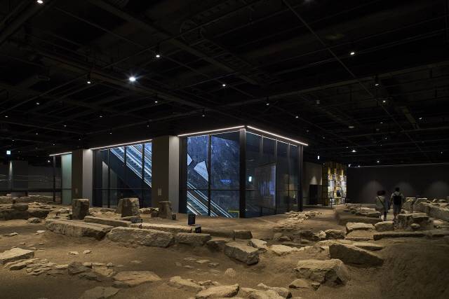 지하 1층에 위치한 공평도시유적전시관.