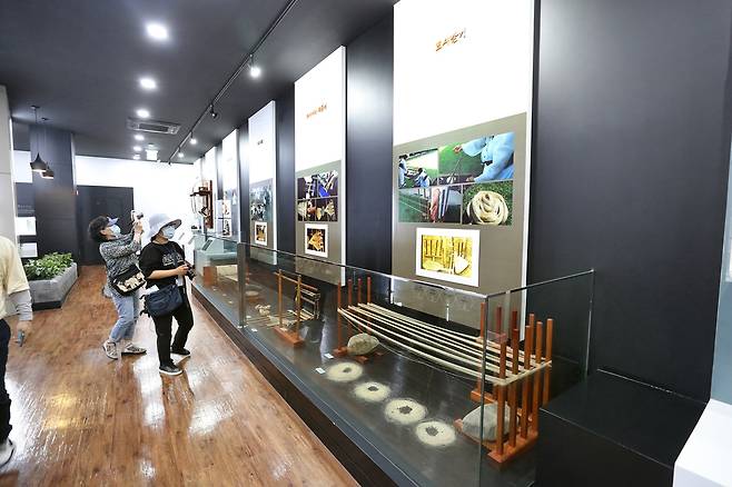 한산모시관에는 모시 수확부터 모시째기를 거쳐 의복과 공예품이 완성되는 전 과정이 알기 쉽게 설명돼 있다.[사진/조보희 기자]