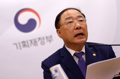 홍남기 경제부총리 겸 기획재정부 장관이 10일 오후 정부세종청사 기획재정부에서 열린 브리핑에서 부동산 세제개편 주요 내용 등 최근 주요 정책현안에 관해 설명하고 있다. 연합뉴스