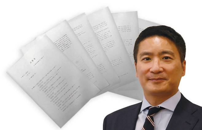 검찰에 접수된 김용빈 한국홀딩스 회장(작은 사진)의 횡령 및 배임 혐의 등이 담긴 고발장 ⓒ뉴시스