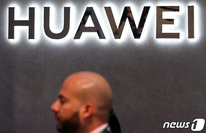 2020년 1월10일(현지시간) 미국 네바다주 라스베이거스 컨벤션센터에서 열린 국제가전전시회 'CES 2020'(Consumer Electronics Show) 화웨이 부스에서 한 관람객이 화웨이 로고 앞을 지나고 있다. 2020.1.10/뉴스1 © News1 오대일 기자