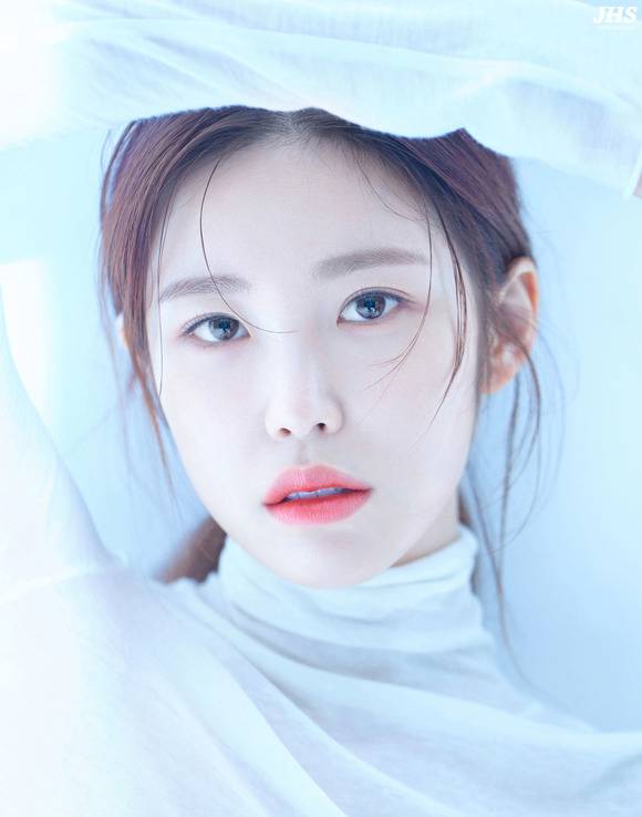전효성이 드라마와 예능에서 맹활약하는 것에 이어 에세이까지 완판시키며 다시 전성기를 열고 있다. /JHS엔터 제공