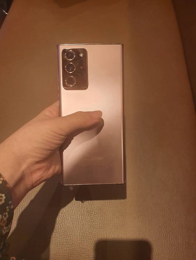 ▲무광으로 과하게 빛나지 않고 은은한 색감을 주는 미스틱 브론즈 색상의 갤럭시노트20 울트라 후면. 신호등 모양의 카메라가 부각된다./제공=구현화 기자&nbsp;