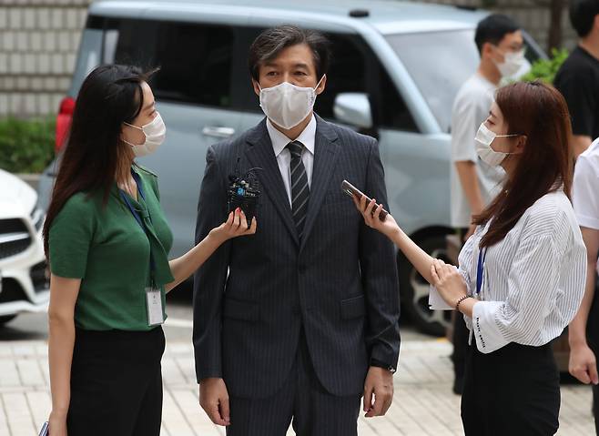 유재수 전 부산시 경제부시장 감찰무마를 지시한 혐의로 기소된 조국 전 법무부 장관이 14일 오전 서울 서초구 서울중앙지방법원에서 열린 공판에 출석하며 취재진 질문에 답하고 있다. [연합]