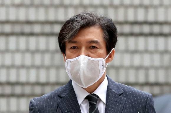 14일 조국 전 법무부 장관이 재판 출석을 위해 방문한 서울 서초동 서울중앙지법에서 취재진의 질문에 답하고 있다. 연합뉴스