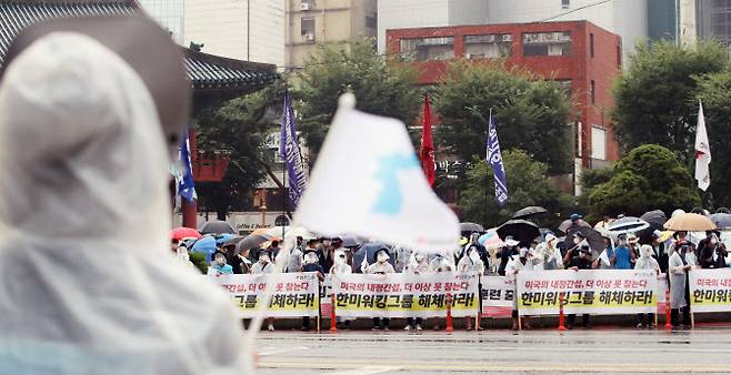 광복절인 15일 오후 열린 ‘민주노총 8·15 노동자대회’ 참가자들이 서울 종로구 보신각 주변 곳곳에 모여 행사를 지켜보고 있다. (사진= 연합뉴스)