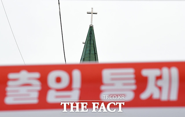종교시설에서 코로나19 확진자가 증가하고 있는 가운데 15일 오전 서울 성북구에 위치한 사랑제일교회가 폐쇄돼 출입이 통제되고 있다. /남용희 기자