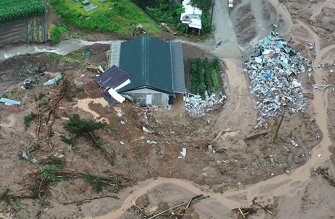 지난 8일 오후 전남 곡성군 오산면 성덕마을에 산사태로 망가진 주택 잔해물이 한쪽으로 정리돼 있다. 전날 발생한 산사태가 주택을 덮치면서 5명이 매몰돼 숨졌다. 연합뉴스