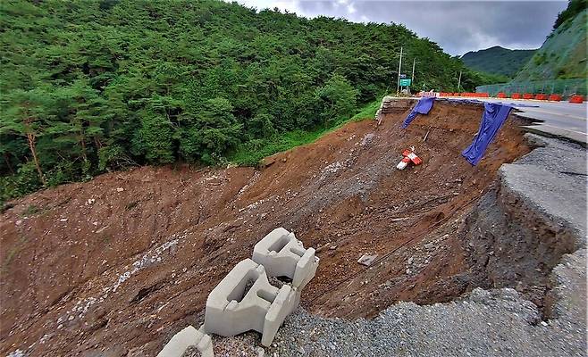 지난 7일 전남 곡성군 산사태가 시작된 국도 15호선 도로 옹벽 공사 현장. 서재철 제공