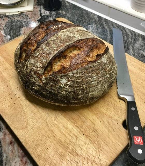 갓 구운 사워도우빵은 영국, 미국 등 서구에서 크게 유행했다. 코로나 19로 인해 빵집이 문을 닫으면서 사람들은 사워도우를 직접 만들고 이름까지 붙여주면서 놀았다. [AP=연합뉴스]