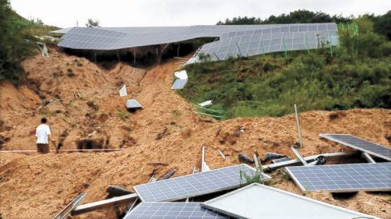 지난 11일 오후 집중호우로 인한 산사태 피해를 입은 충북 제천시 대랑동의 한 태양광 발전시설에서 관계자가 복구작업을 하고 있다. [뉴스1]