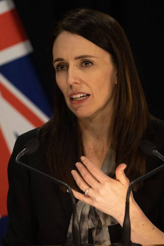 저신다 아던 뉴질랜드 총리가 지난 12일 긴급 기자회견을 열고 오클랜드를 재봉쇄한다고 발표하고 있다. [AFP=연합뉴스]