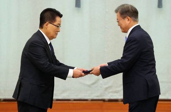 문재인 대통령이 박지원 신임 국가정보원장에게 임명장을 수여하고 있다.    [청와대사진기자단]