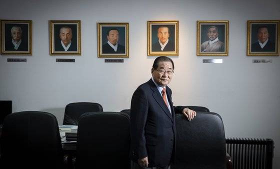 이종찬 전 국정원장은 "제도 개혁보다는 인사가 중요하다"고 역설했다. 이 전 원장의 조부 우당 이회영 선생은 '노블리스 오블리주'를 실천한 대표적 독립운동가였다. 우당 초상화 앞에 선 이 전 원장.[중앙포토]