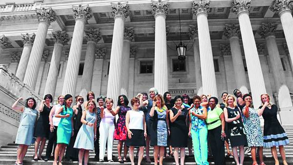 미국 의회 건물 앞에서 여성 의원 20여명이 의회의 복장 규정에 반발해 단체로 민소매를 입고 ‘민소매 금요일(Sleeveless Friday)’ 시위를 벌이고 있다. 트위터 캡처