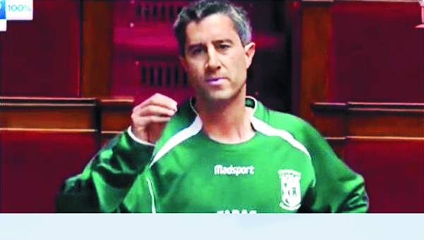 축구 유니폼을 입고 연설한 프랑스 프랑수아 뤼팽 의원. 트위터 캡처