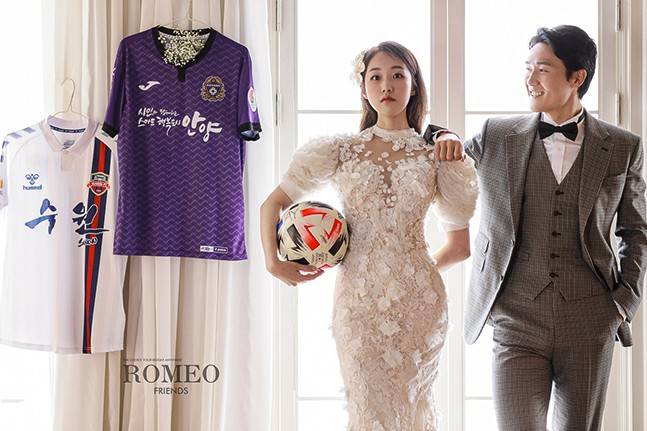 프로축구수비수 박요한(오른쪽)이 배우 박보미와 결혼한다. 원소속팀 수원FC, 2020시즌 후반기 임대선수로 활약하는 안양 유니폼과 함께 찍은 웨딩화보. 사진=피데스스파티윰 제공