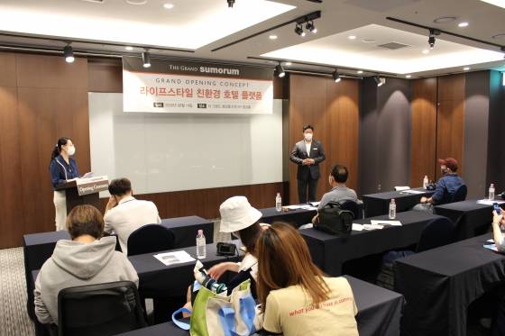 이정훈 총지배인이 기자간담회에서 더 그랜드 섬오름 호텔에 대한 소개를 하고 있다.