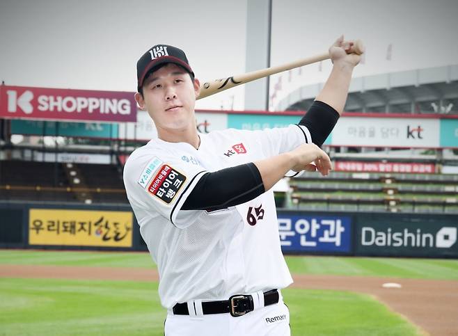 ▲ 아직은 어색한 새 유니폼을 입고 포즈를 취하고 있는 kt 이홍구. ⓒkt 위즈