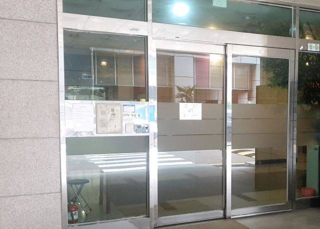 서울 송파구 A아파트 입구. 한 부동산 임대 업체가  해외 입국 외국인들에게 이 아파트를 자가격리 장소를 제공하면서 주민과 갈등이 빚어지고 있다. 사진=최예슬 기자