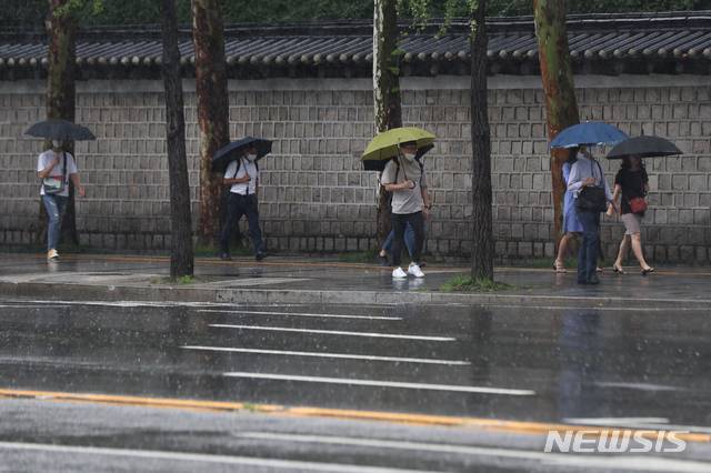 [서울=뉴시스] 이윤청 기자 = 지난 11일 서울 시청역 인근에서 시민들이 우산을 쓰고 출근하고 있다. 2020.08.11. radiohead@newsis.com