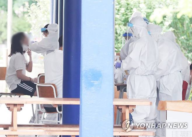 코로나19 검사 받는 용인 죽전고 학생들 (용인=연합뉴스) 홍기원 기자 = 13일 오전 경기도 용인시 수지구 죽전고등학교에 설치된 선별진료소에서 학생들이 신종 코로나바이러스 감염증(코로나19) 검체 조사를 받고 있다. 2020.8.13 xanadu@yna.co.kr