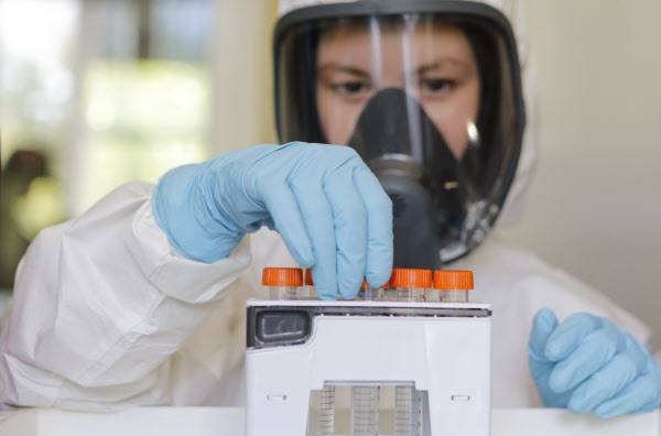 세계 최초 코로나 백신을 승인했다고 발표한 러시아의 한 연구원이 백신을 살피고 있다. /RDIF