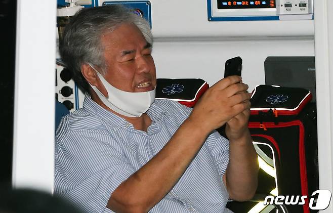 전광훈 서울 성북구 사랑제일교회 담임목사가 17일 신종 코로나바이러스 감염증(코로나19) 확진 판정 뒤 서울 성북구 자신의 사택 인근에서 구급차량에 탑승하고 있다.2020.8.17/뉴스1 © News1 허경 기자