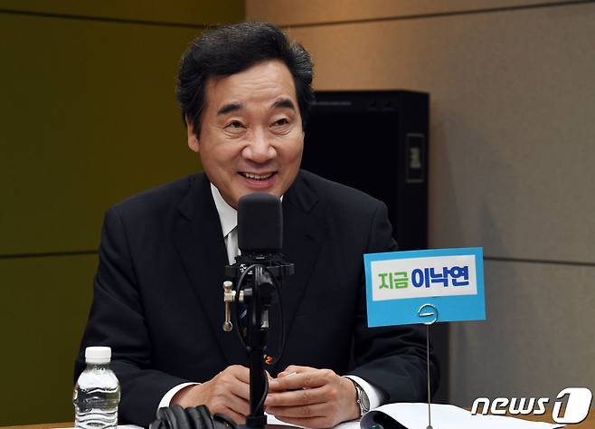 더불어민주당 당대표 경선에 출마한 이낙연 후보가 18일 오후 서울 양천구 CBS사옥에서 CBS 라디오 ‘시사자키 정관용입니다’에 출연해 김부겸, 박주민 후보와 토론하고 있다. 2020.8.18/뉴스1 © News1 국회사진취재단