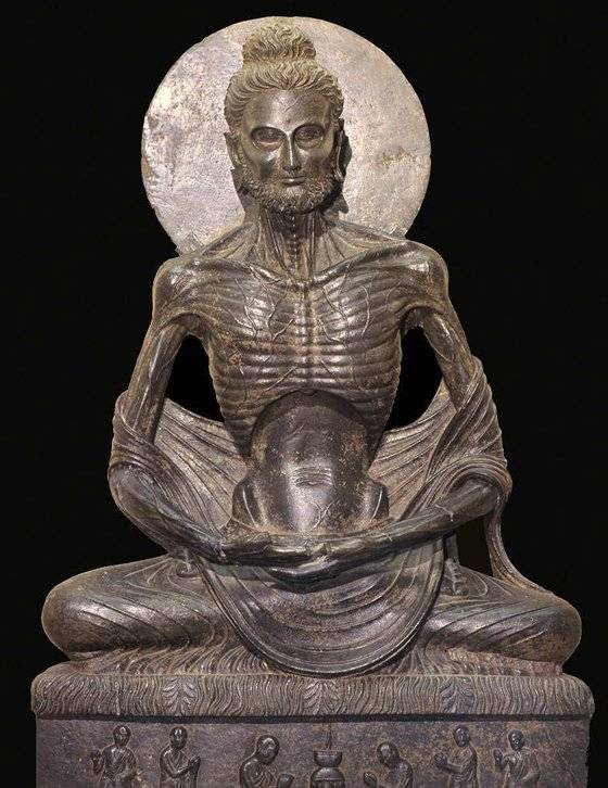 파키스탄의 라호르 박물관에 있는 붓다의 고행상. 뱃가죽을 만지면 등뼈가 잡히고, 등을 만지면 뱃가죽이 잡혔다는 경전이 기록이 실감난다. 살갗 위로 드러난 핏줄이 붓다의 고행을 보여주고 있다. [중앙포토]