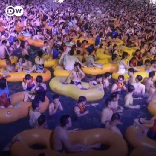 우한 마야비치 워터파크 현장 모습 [사진=유튜브 캡처]