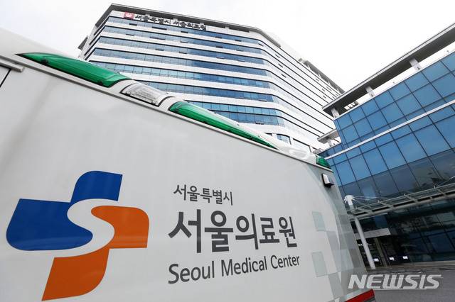 [서울=뉴시스]홍효식 기자 = 전광훈 사랑제일교회 목사가 신종 코로나바이러스 감염증(코로나19) 확진으로 서울의료원으로 이송돼 격리치료를 받고 있는 가운데 18일 서울 중랑구 서울의료원 모습이 보이고 있다. 2020.08.18. yesphoto@newsis.com