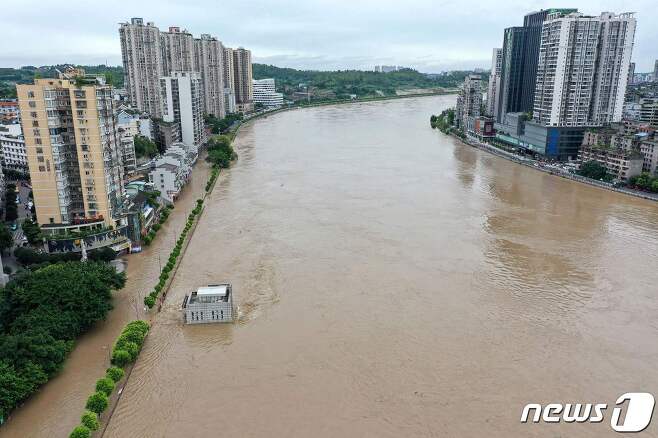 18일 중국 쓰촨성 네이장 지역의 투오장강이 폭우로 불어나 있다.  © AFP=뉴스1
