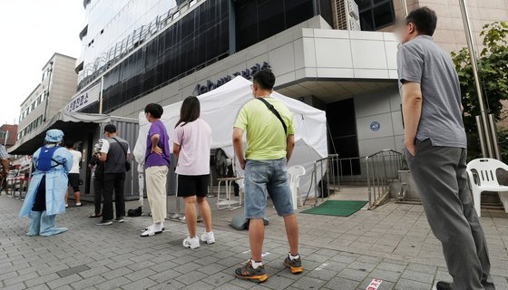 18일 사랑제일교회 소재지인 서울 성북구의 구립보건소 선별진료소에서 시민들이 대기 중이다. 뉴스1