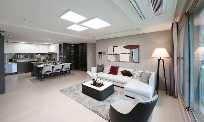 행정타운 센트럴 두산위브 전용면적 84㎡ 거실 전경 [사진 두산건설]