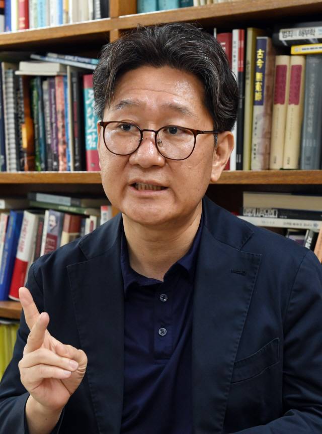 유성호 서울대 법의학교실 교수가 서울대병원 연구관에서 서울경제신문과 인터뷰하고 있다. /권욱기자