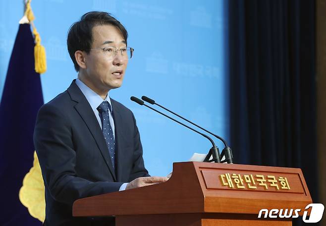 이원욱 더불어민주당 의원이 19일 오전 서울 여의도 국회 소통관에서 최고위원 출마를 밝히는 기자회견을 하고 있다. 2020.7.19/뉴스1 © News1 박세연 기자