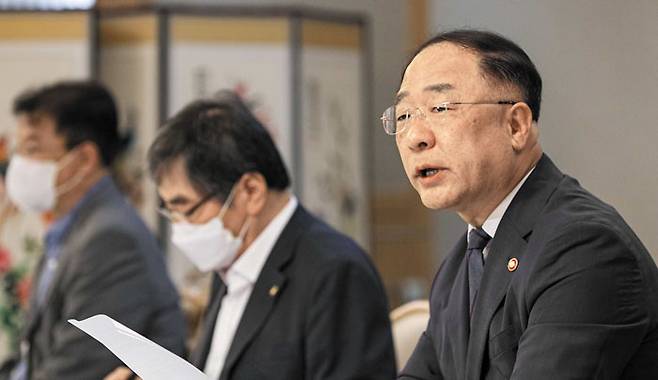 "전셋값 상승 송구스럽다" - 홍남기(오른쪽) 경제부총리는 19일 오전 열린 제3차 부동산시장 점검 관계장관회의에서 "새로운 집을 구하시는 분들에게는 최근 전세가격 상승이 부담이 될 수 있다는 점에 대해 송구스럽게 생각한다"고 사과의 뜻을 밝혔다. /뉴시스