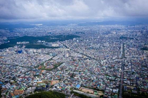 앞산전망대에서 드론으로 촬영한 대구 시내 전경. 넓고 좁은 골목을 따라 크고 작은 집이 다닥다닥 붙어 있다. 이 골목 안으로 걸어 들어가야 비로소 대구는 제 모습을 드러낸다. 대구는 골목의 도시다. 장진영 기자