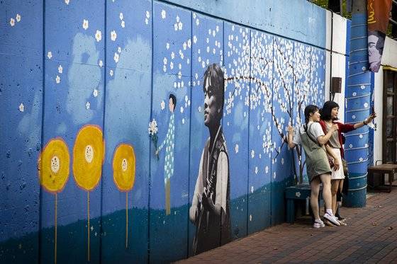 김광석 길은 늘 청춘의 발길이 이어진다. 특히 은은한 조명이 들어오는 저녁 시간에 더 많은 청춘이 찾아든다. 장진영 기자