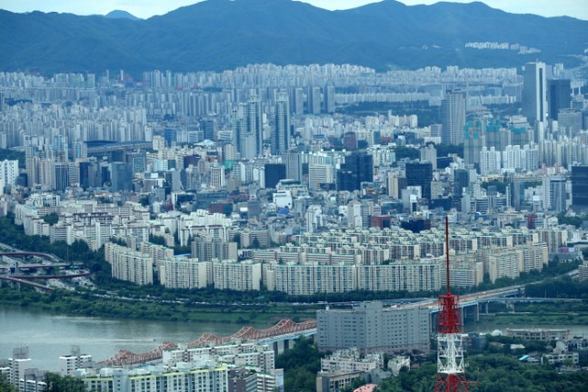 고지대에서 바라본 서울 아파트 전경. [김호영 기자]
