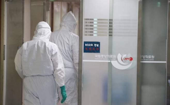 17일 서울 국립중앙의료원격리병상 입구에서 방호복을 입은 의료진이 들어가고 있다. (사진=연합뉴스)
