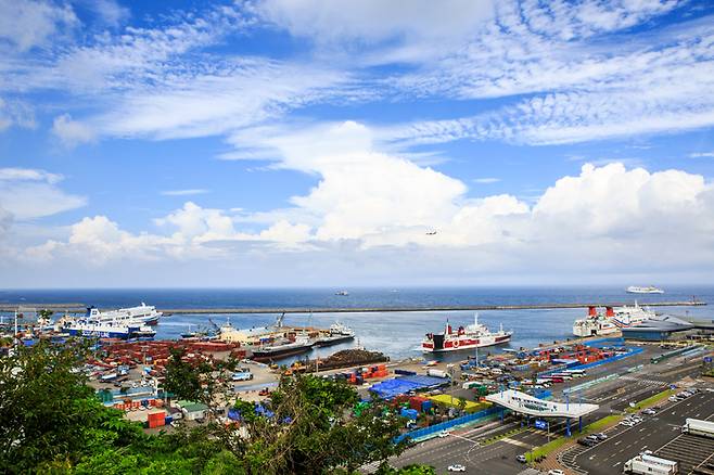 산지등대에서 제주항이 훤히 내려다보인다