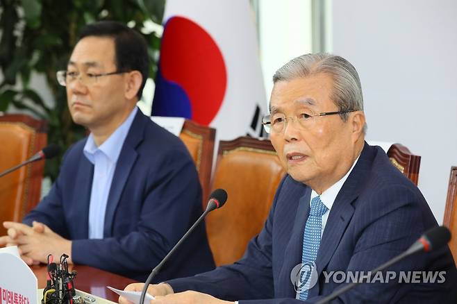 비대위 발언하는 김종인 (서울=연합뉴스) 진성철 기자 = 미래통합당 김종인 비상대책위원장(오른쪽)이 20일 국회에서 열린 비상대책위원회의에서 발언하고 있다. 2020.8.20 zjin@yna.co.kr