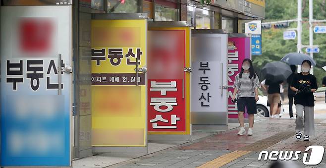 사진은 21일 서울 성북구 인근 아파트 단지 내 공인중개업소의 모습. 기사 내용과 직접 연관 없음. © News1 김진환 기자