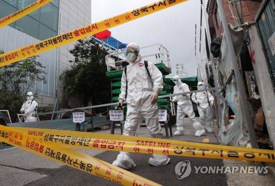 지난 14일 오후 신종 코로나바이러스 감염증 집단발병이 발생한 서울 성북구 사랑제일교회 입구에서 관계자들이 방역 작업을 마치고 밖으로 나서고 있다. 서울시는 이날 성북구 사랑제일교회에 대해 시설 폐쇄 조치를 내렸다. [이미지출처=연합뉴스]