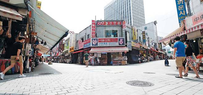 코로나 재확산으로 수도권 사회적 거리 두기가 2단계로 격상된 가운데 20일 오후 서울 중구 남대문시장은 한산한 모습이다. 긴 장마에 이어 코로나 재확산으로 손님이 뚝 끊기자 상인들은 “여태 이렇게까지 손님이 없기는 처음이다”고 호소했다. /김연정 객원기자
