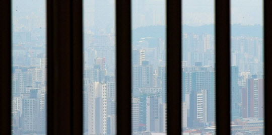 정부가 부동산 소유 법인에 대한 세금 규제를 강화하자 이들 법인이 보유한 아파트 매물이 쏟아져 나왔다. 사진은 서울 남산에서 바라본 시내 아파트 단지의 모습.<연합뉴스>